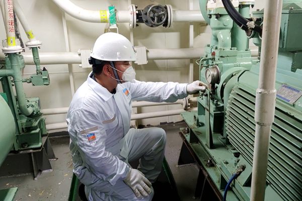 寧波海運(yùn)青年機(jī)務(wù)檢查船舶錨機(jī)油泵工況。郭文勝攝_副本.jpg