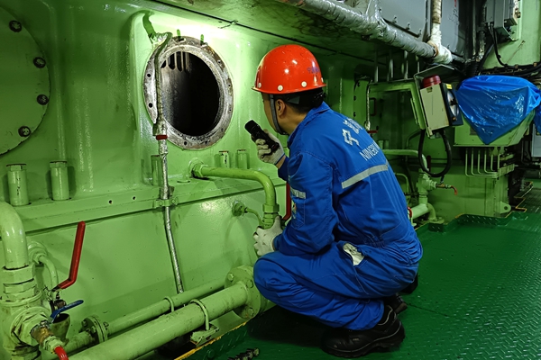 寧波海運(yùn)青年船員做好船舶主機(jī)掃氣箱檢查。閆小亮 攝_副本.jpg