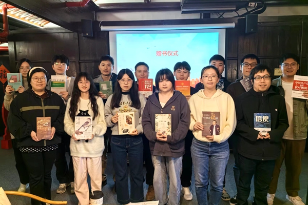 寧波海運(yùn)組織開展“世界讀書日”活動(dòng)。金路 攝_副本_副本.jpg
