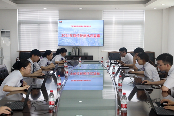 收費員技能比武理論知識采取無紙化答題。林峰攝_副本.jpg