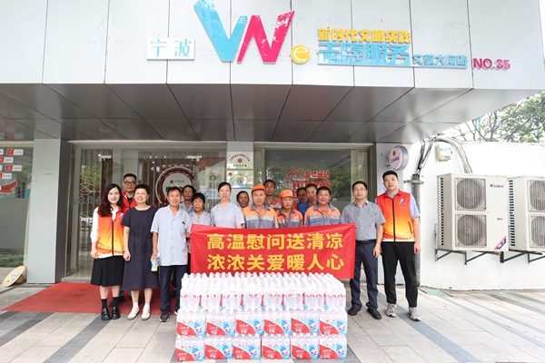 送清涼-環(huán)衛(wèi)工人。陸瑩攝1#_副本.jpg