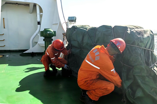 寧波海運(yùn)船員綁扎船舶救生筏登乘梯，做好防臺(tái)準(zhǔn)備工作。陳玉堂 攝_副本.jpg