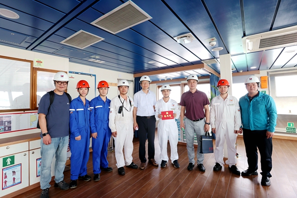 00-寧波海運(yùn)赴船舶一線開展高溫慰問。陸瑩攝_副本.jpg